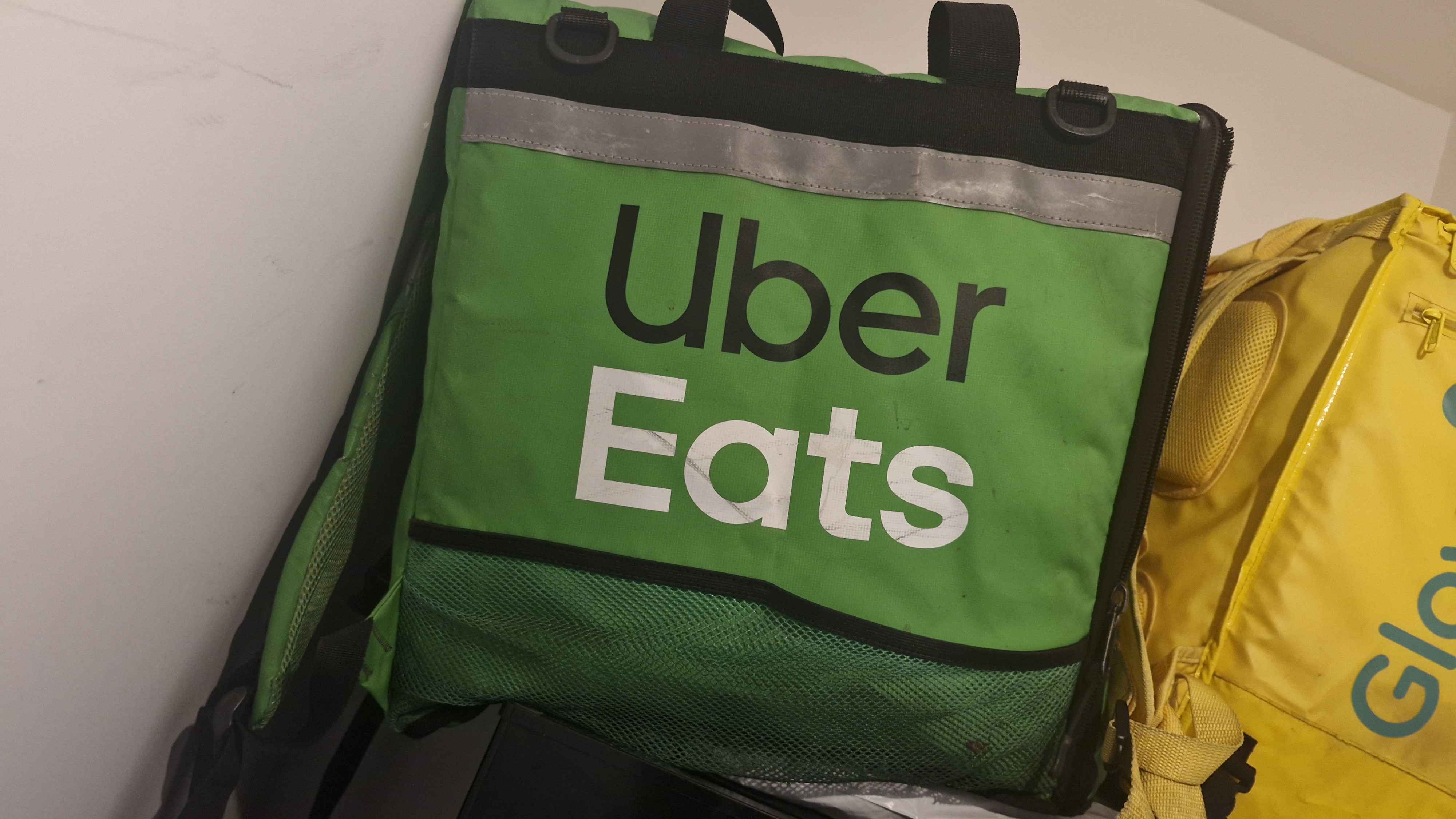 Torba Uber Eats używana przez dostawcę jedzenia